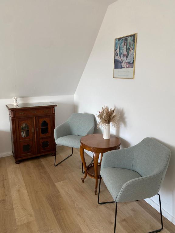 Sitzecke mit Sesseln — Ferienwohnung Dithmarschen Nordsee