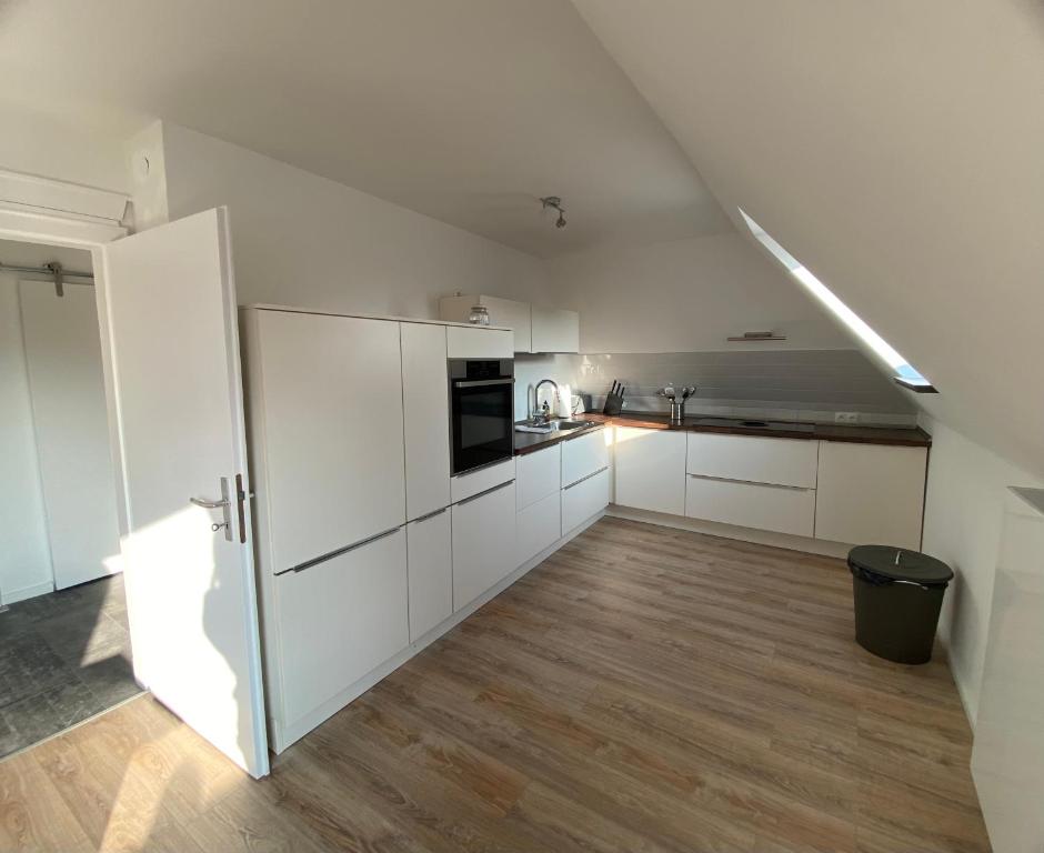 Küchenzeile mit Backofen und Kaffeemaschine — Ferienwohnung Heide